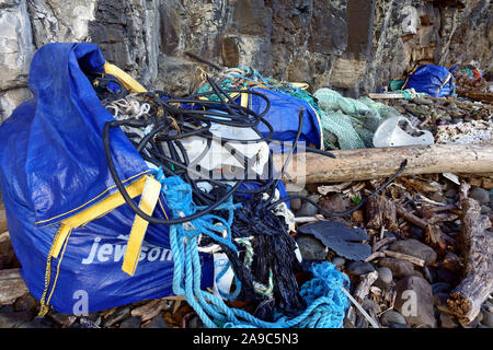 Le nettoyage de l'exercice propre plage de débris métalliques, plastique, bois échoué sur une plage éloignée sur l'île de Mull dans les Hébrides intérieures de l'Écosse Banque D'Images