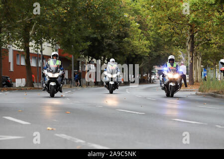 Berlin, Berlin / Allemagne, Septembre 15, 2018. Les agents de police de Berlin sur les motocyclettes fixant le Scater en ligne dans le cadre de course le Marathon de Berlin. Banque D'Images