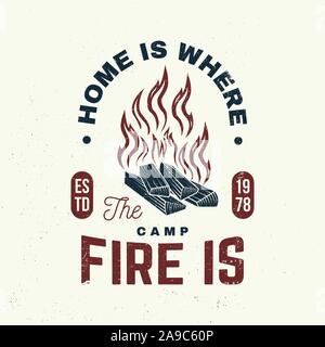 La maison est l'endroit où le feu de camp est un slogan. Vector Illustrator. Concept pour chemise ou d'un insigne, de fond, d'imprimer, de timbres ou de pièce en t. Typographie vintage design avec silhouette de camp. Illustration de Vecteur