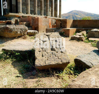 La Croix-Pierre à la base de l'ancien temple païen Garni dans le village de Garni, Arménie Banque D'Images