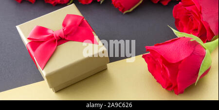 Roses rouges et cadeaux Banque D'Images