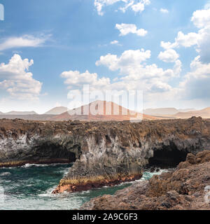 Los Hervideros grottes dans l'île de Lanzarote, attraction touristique populaire, îles de Canaries, Espagne Banque D'Images