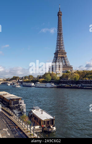 L'ensemble de la tour Eiffel Seine, en premier plan sont des bateaux en stationnement Banque D'Images