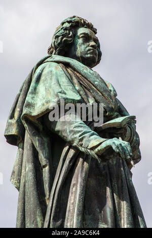 Une statue de Ludwig van Beethoven, dans la ville historique de Bonn en Allemagne. Beethoven est né à Bonn. Banque D'Images