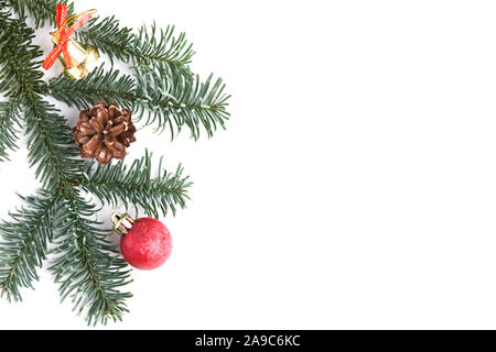 Décorations de Noël et branche d'arbre sur fond blanc. Red Ball, Golden Bell et le cône. Copier l'espace. Mise à plat. Nouvel An et l'humeur de Noël Banque D'Images