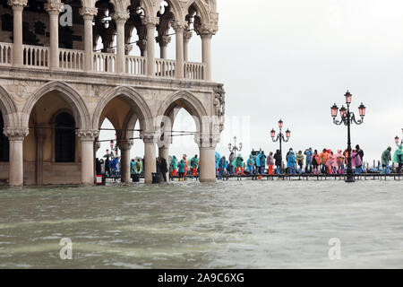 Les gens sur le trottoir près de Palais des Doges à Venise en Italie Banque D'Images