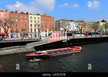 Bateau de tourisme sur la rivière Liffey, Dublin, République d'Irlande Banque D'Images