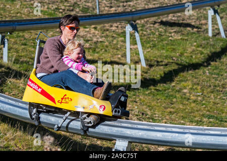 Une mère de famille sur la piste de luge d'été piste / panorama erlebnis Brücke / fun bob Banque D'Images