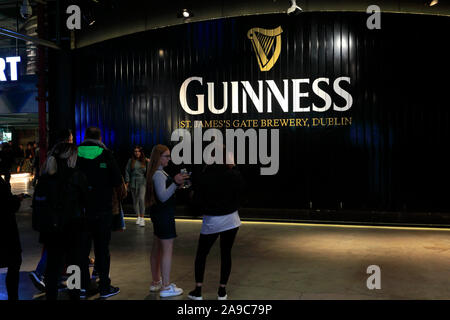 Image à l'intérieur de l'Entrepôt Guinness Brewery Visitor Attraction, St James Gate Salon de la ville de Dublin, République d'Irlande Banque D'Images