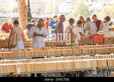 Le marché du livre de Southbank, Londres sous Waterloo Bridge, London, UK Banque D'Images