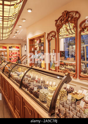 Chocolatier Corne Port-Royal, chocolatier dans les Galeries Royales Saint Hubert, Bruxelles, Belgique Banque D'Images