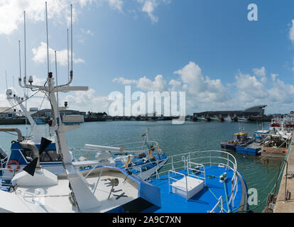 Granville, Manche / France - 18 août 2019 : bateaux de pêche en mer dans le port commercial et port de Granville en Normandie Banque D'Images