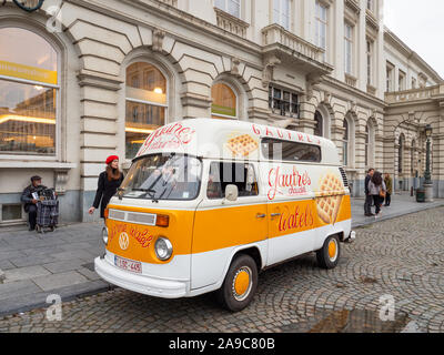 Fourgonnette VW Camper vendant des gaufres belges dans la rue, Bruxelles, Belgique Banque D'Images