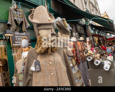 Vêtements vintage à l'extérieur de l'atelier sur le marché de Portobello Road Banque D'Images