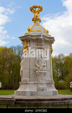 Une vue de l'Beethoven-Haydn-Mozart Memorial, situé dans le Tiergarten à Berlin, Allemagne. La sculpture de Joseph Haydn est visible dans Banque D'Images