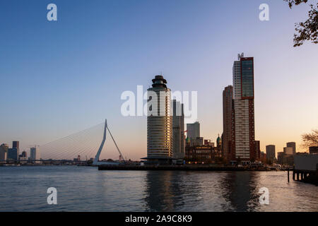 Vue panoramique sur le pont Erasmus dans la ville et les bâtiments de Rotterdam aux Pays-Bas Holland Banque D'Images