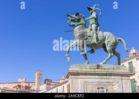 Trujillo, Caceres, Espagne. Septembre, 29, 2,019 - statue du conquérant Francisco Pizarro dans la place principale avec fond de ciel bleu Banque D'Images