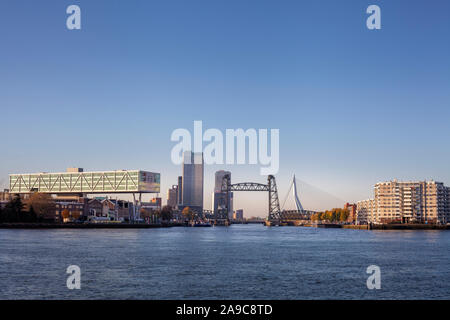 Paysage urbain de Rotterdam avec De Hef sur la gauche et le pont Erasmus sur la droite Banque D'Images