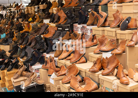 Vilareal de Santo Antonio , Portugal - OCT 12 2,019 - bottes et chaussures en magasin marché plein air Banque D'Images