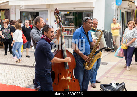 Vilareal de Santo Antonio , Portugal - OCT 12 2,019 - musiciens de rue en jouant des chansons Banque D'Images