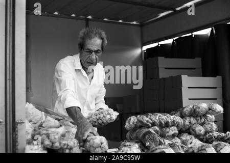 Vilareal de Santo Antonio , Portugal - OCT 12 2,019 - vendeur de bonbons dans la rue du marché en noir et blanc Banque D'Images