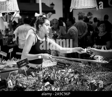 Vilareal de Santo Antonio , Portugal - OCT 12 2,019 - vendeur de fruits secs dans la rue du marché en noir et blanc Banque D'Images