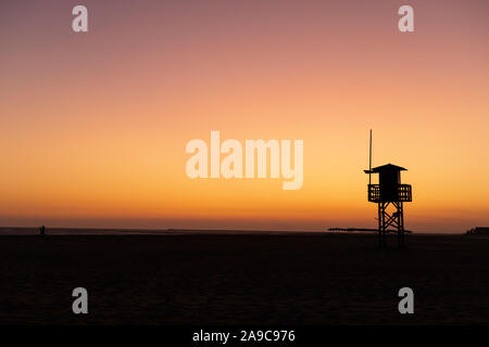 Silhouette de la maison de sauveteur sur la plage de Isla Canela, au coucher du soleil. Huelva, Andalousie, espagne. Banque D'Images