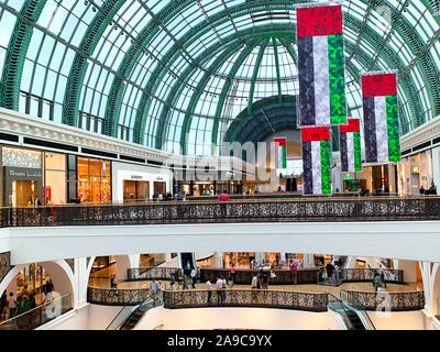 Dubaï / Emirats arabes unis - 10 novembre 2019 : centre commercial Mall of the Emirates décorations pour Fête Nationale. Décoration drapeaux nationaux des EAU. Jour de l'indépendance. Le jour du drapeau Banque D'Images