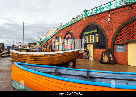 Brighton et Hove, East Sussex, UK - 4 novembre, 2019 : bateaux de pêche historique de l'extérieur le Musée de la pêche sur la plage de Brighton. Banque D'Images