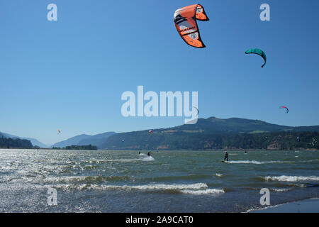 Kite embarquement sur un jour venteux avec White Caps dans le fleuve Columbia Banque D'Images