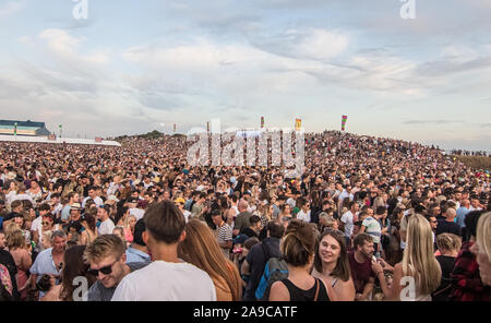 Une foule énorme de personnes au Victorious Festival, Portsmouth, Royaume-Uni pour Lewis Capaldi, le 25 août 2019 Banque D'Images