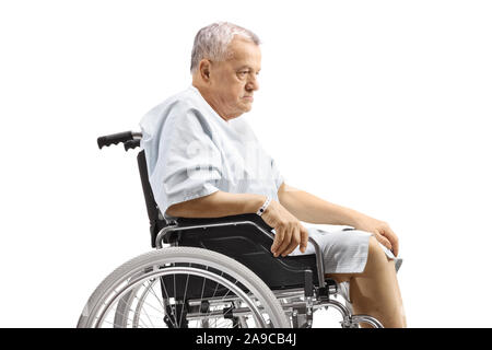 Homme âgé patient dans un fauteuil roulant isolé sur fond blanc Banque D'Images