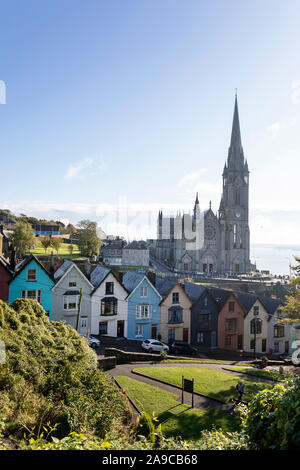 Ville portuaire de Cobh - maisons dans une rangée, Cathédrale St Coleman, RMS Titanic's dernier port d'escale, dans le comté de Cork, Irlande Banque D'Images