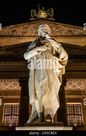 Un monument dédié à poète et dramaturge allemand Friedrich Schiller, situé en dehors de la Konzerthaus sur Gendarmenmarkt à Berlin, Allemagne. Banque D'Images