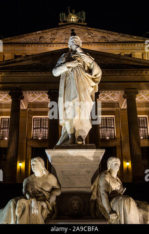 Berlin, Allemagne - 30 octobre 2012 : un monument dédié au poète et dramaturge allemand Friedrich Schiller, situé en dehors de la Konzerthaus sur Gendar Banque D'Images