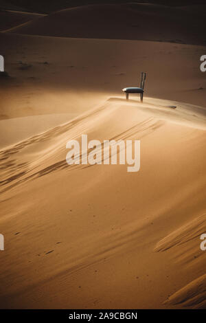 Chaise dune dans le Sahara Banque D'Images