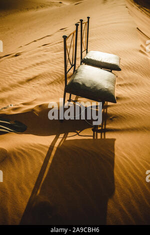 Des chaises dans la nuit dans le Sahara Banque D'Images