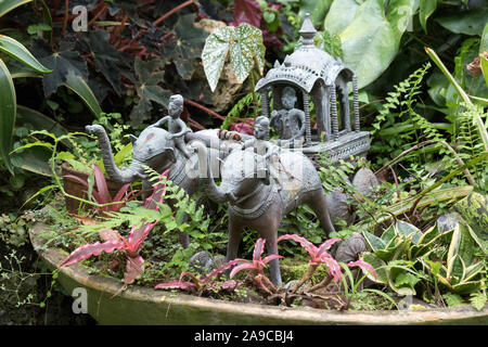 Des statues d'éléphants dans les jardins de Hunte sur l'île des Caraïbes de la Barbade Banque D'Images