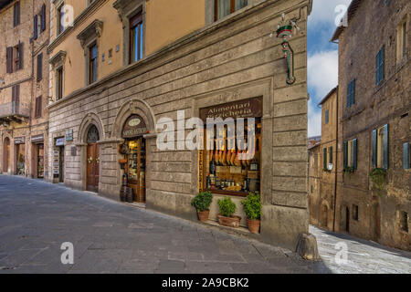 Magasin local pour la vente de jambon, du vin, du fromage et autres produits locaux sur la ruelle médiévale à Sienne, Toscane, Italie Banque D'Images