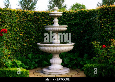 Fontaine en béton,fontaine,classique,jardin,hêtre haie tranquille,calme,jardin,espace,jardins floraux RM Banque D'Images