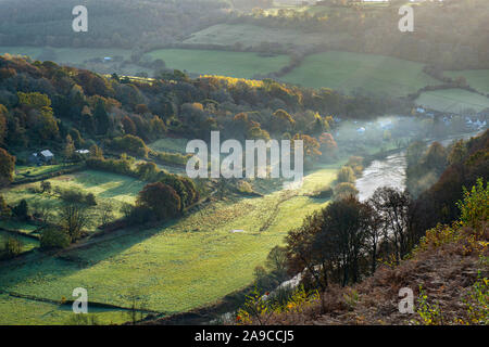 Afficher le long de la rivière Wye Valley vers Brockweir. Banque D'Images