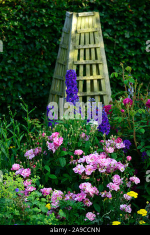 Chalet jardin,rose,rose,bleu,achillée delphinium,rouge,jaune,rose,fleurs,bois,bois,obélisque obélisque,jardin,Fleurs,RM jardins Banque D'Images