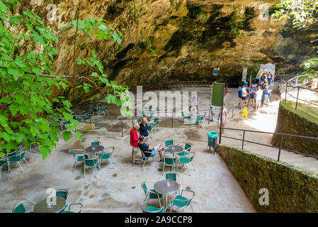 Mallorca, Espagne - 9 mai 2019 : Coves dels Hams - l'un des plus populaires grottes situé près de la ville de Porto Cristo à Majorque. Espagne Banque D'Images