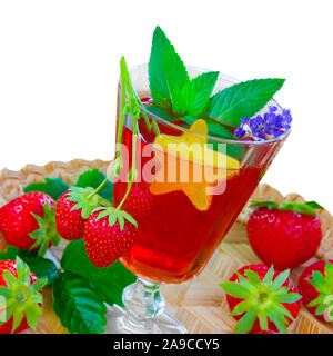 Garden party boire avec des fraises et des décorations Banque D'Images
