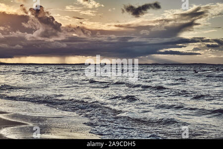 Ciel dramatique au-dessus de la mer au coucher du soleil, l'harmonisation des couleurs appliquées. Banque D'Images