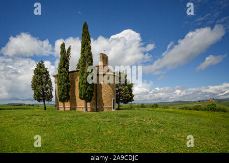 Dans la pittoresque Toscane du sud, il y a la charmante petite chapelle de la Madonna di Vitaleta, San Quirico d'Orcia, Sienne, Toscane, Italie Banque D'Images