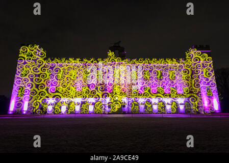 Londres, Royaume-Uni. 14 novembre 2019. Les projections sur la façade de Syon House. Aperçu de la forêt enchantée à Syon House dans l'ouest de Londres. Un sentier mène les visiteurs à travers jardins dessinés par Capability Brown, autour d'un bassin d'eau et se termine à la spectaculaire Grande véranda. Le spectacle est ouvert au public du 15 novembre au 1 décembre. Crédit : Stephen Chung / Alamy Live News Banque D'Images