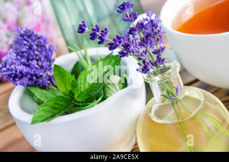 Le bien-être de l'huile de lavande et de thé de fines herbes Banque D'Images