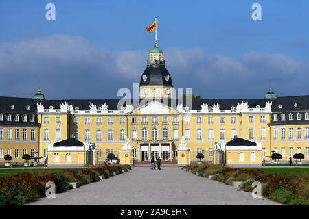 Karlsruhe, Allemagne - Octobre 2019 : Façade de palais baroque Karlsruhe avec jardin sur journée d'été avec ciel bleu Banque D'Images