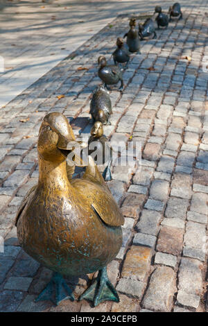 Moscou, Russie - 14 août 2011 : l'un des 'Make Way pour les sculptures de canetons dans Parc de Novodievitchi, à Moscou, Russie. Les sculptures sont identiques Banque D'Images